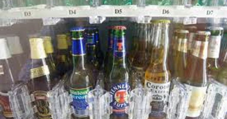 De Luca vieta in Campania la vendita di alcolici da asporto dopo le 22