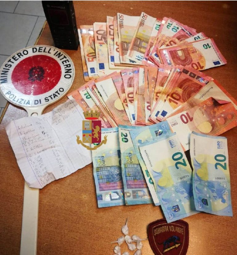 Napoli, coniugi vendevano la droga con il paniere a Porta Nolana: arrestati