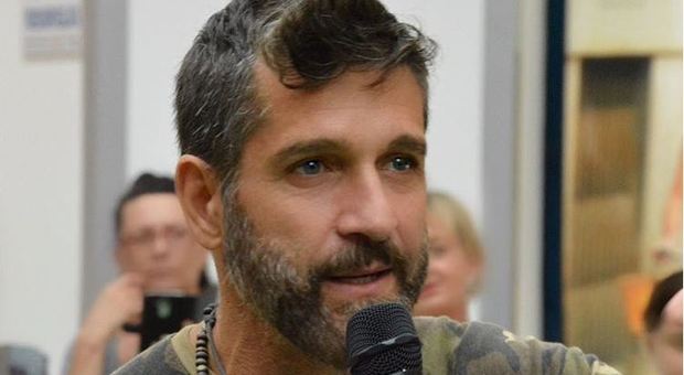 Inviato di ‘Striscia’ aggredito a Battipaglia durante un servizio sul ‘killer dei gatti’