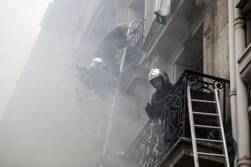 Esplosione di Parigi: morti due pompieri, 47 i feriti. Ci sono anche due italiani