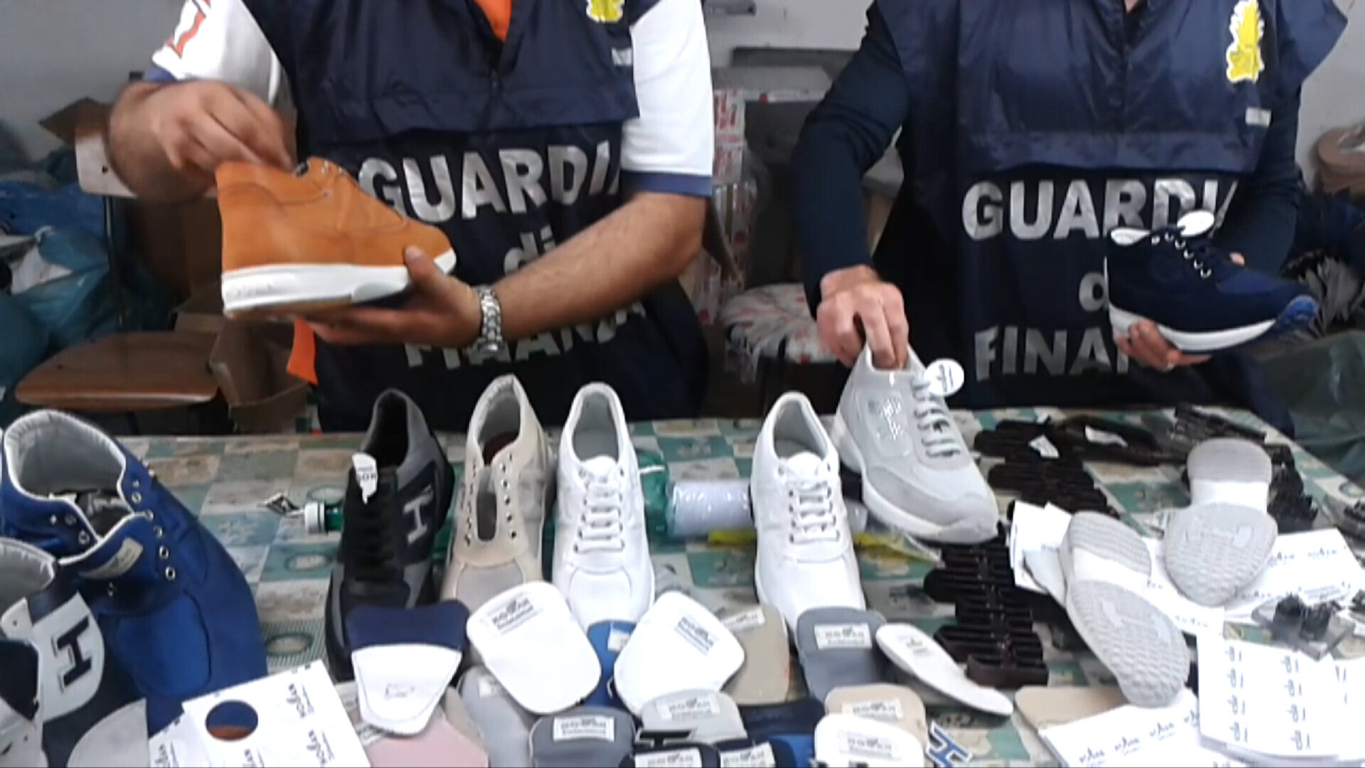 Scoperta la centrale della produzione di scarpe false: 5 arresti legati ai clan