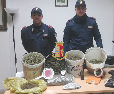 Napoli, 4 chili di droga nascosti nei bidoni della pittura: arrestato pusher