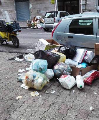 Rifiuti, ancora proteste ad Ercolano. Cittadini bloccano le auto con sacchetti in strada