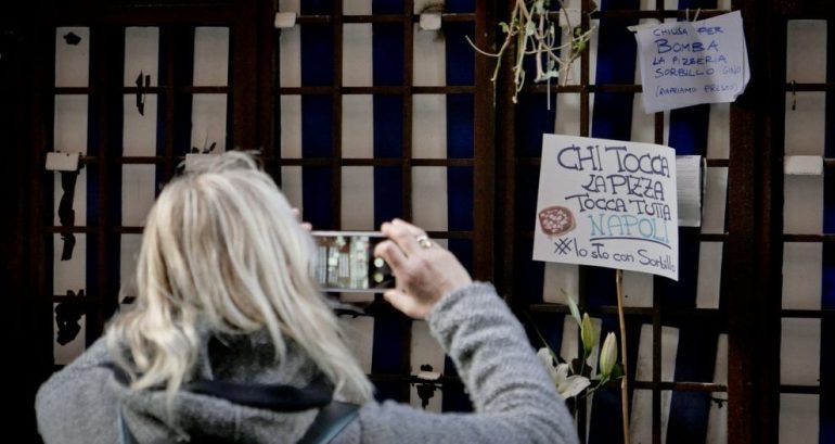 Bomba a Sorbillo, il cartello ‘chi tocca la pizza tocca napoli’ fuori alla porta. Le immagini dell’attentatore in un video