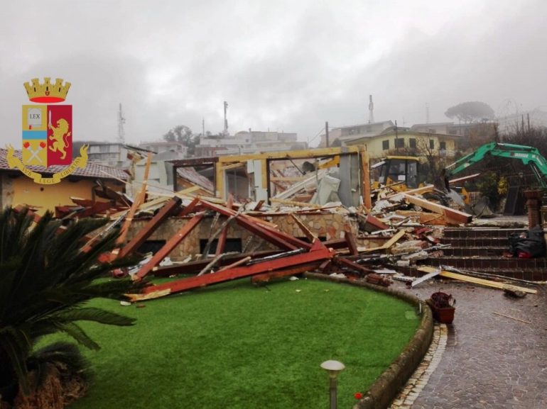 Napoli, abbattute le due ville abusive in via Camaldolilli