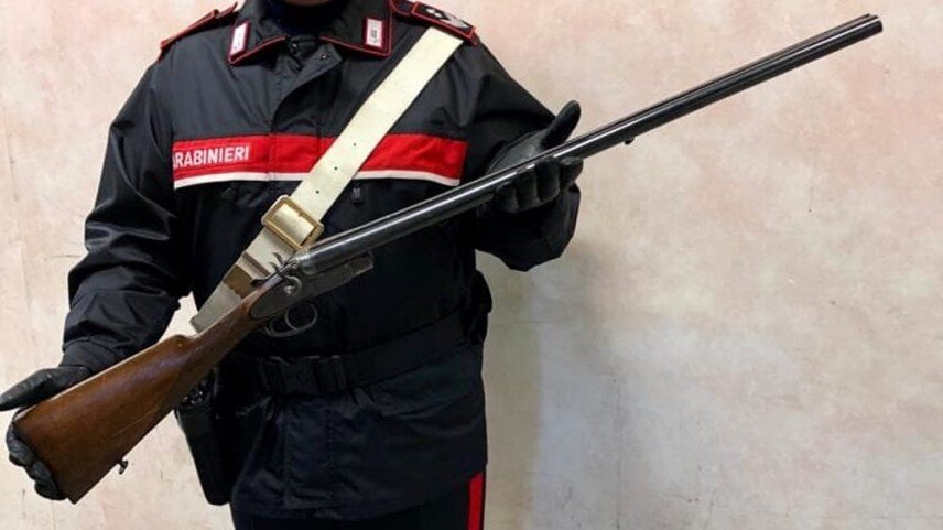 Napoli, sente l’allarme in casa e spara col fucile: denunciato 56enne di Mugnano