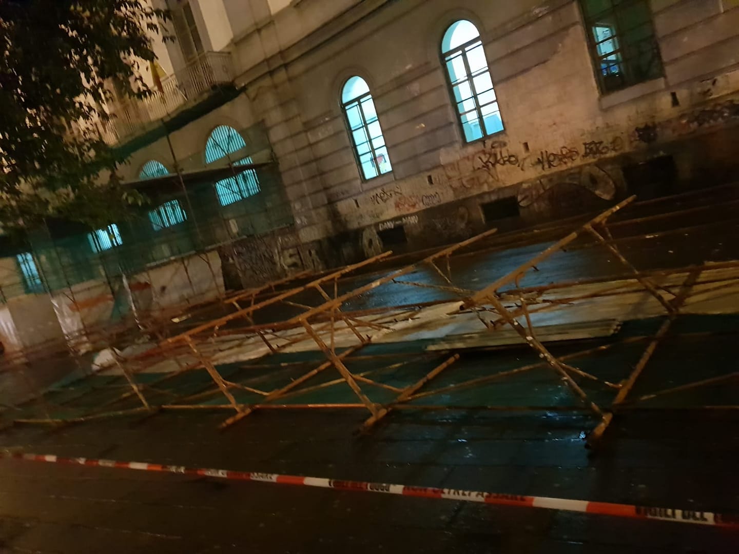 Crolla impalcatura in piazza Carlo III per forte vento: chiusa la scuola
