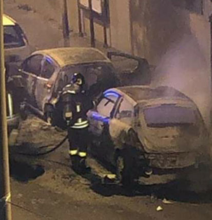 Paura nella notte a San Giorgio: due auto incendiate durante i festeggiamenti
