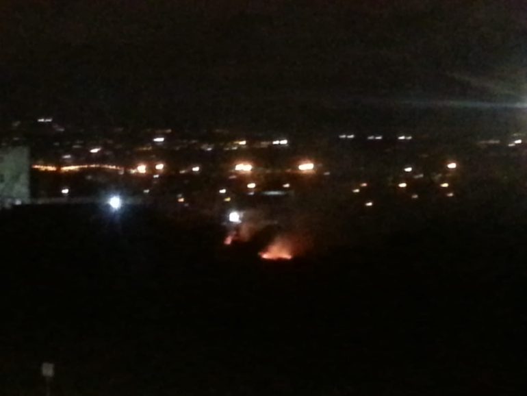 Napoli, ‘Falò di Sant’Antonio’: pietre contro polizia e vigili. Incendi e danni nelle periferie