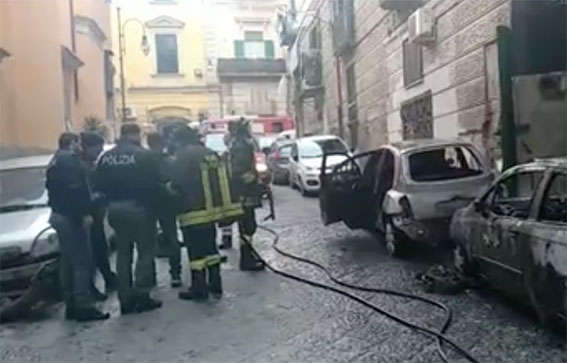 Castellammare, incendio nel Centro Antico: in fiamme tre auto e la porta d’ingresso di un’abitazione