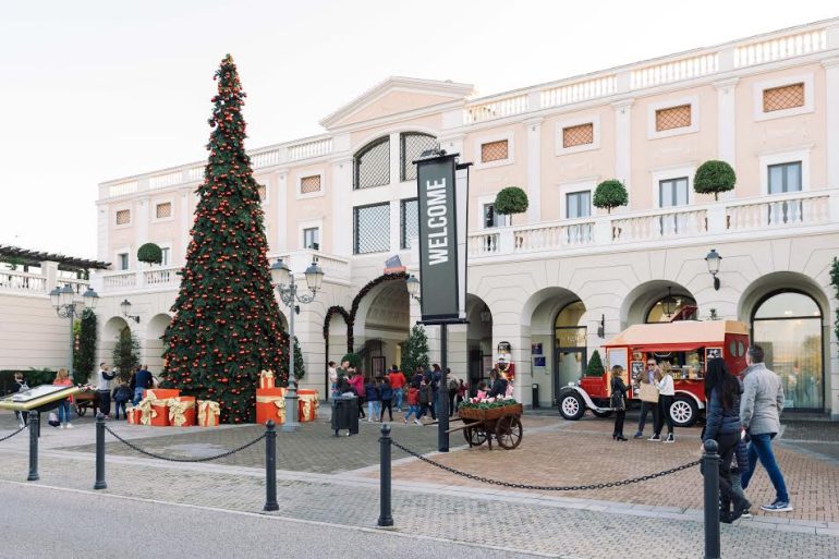 Oltre 30.000 presenze per la prima giornata di saldi a La Reggia Designer Outlet