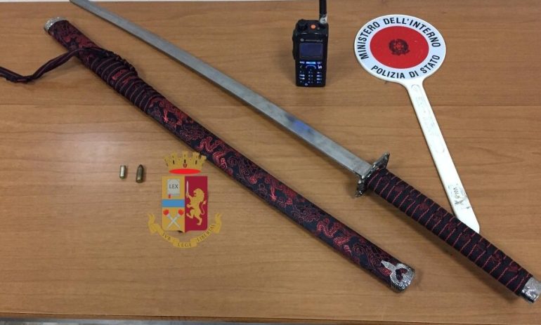 Napoli, esce di casa violando i domiciliari, poi torna, picchia la figlia e rompe i mobili: arrestato