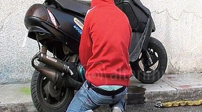 Napoli, ruba uno scooter: bloccato mentre lo spingeva a mano