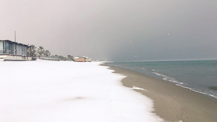 Nel Salernitano neve sulle spiagge del golfo di Policastro