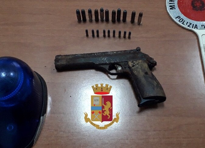 Napoli, nascondeva una pistola nel suo negozio a Bagnoli: denunciato commerciante