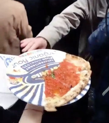 Napoli, Sorbillo riapre: pizze gratis per tutti