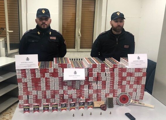 Napoli, scoperto con 30 chili di ‘bionde’ e 50 proiettili: arrestato 25enne