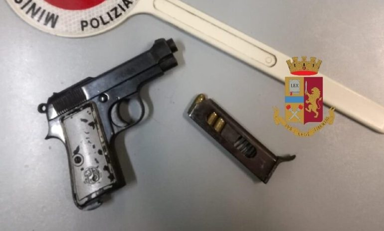 Napoli, in giro armato per Ponticelli: arrestato 21enne