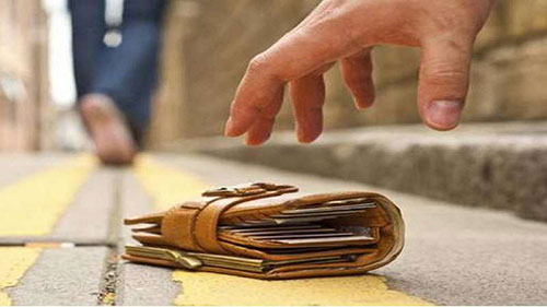 Trova borsello con soldi e lo restituisce al proprietario