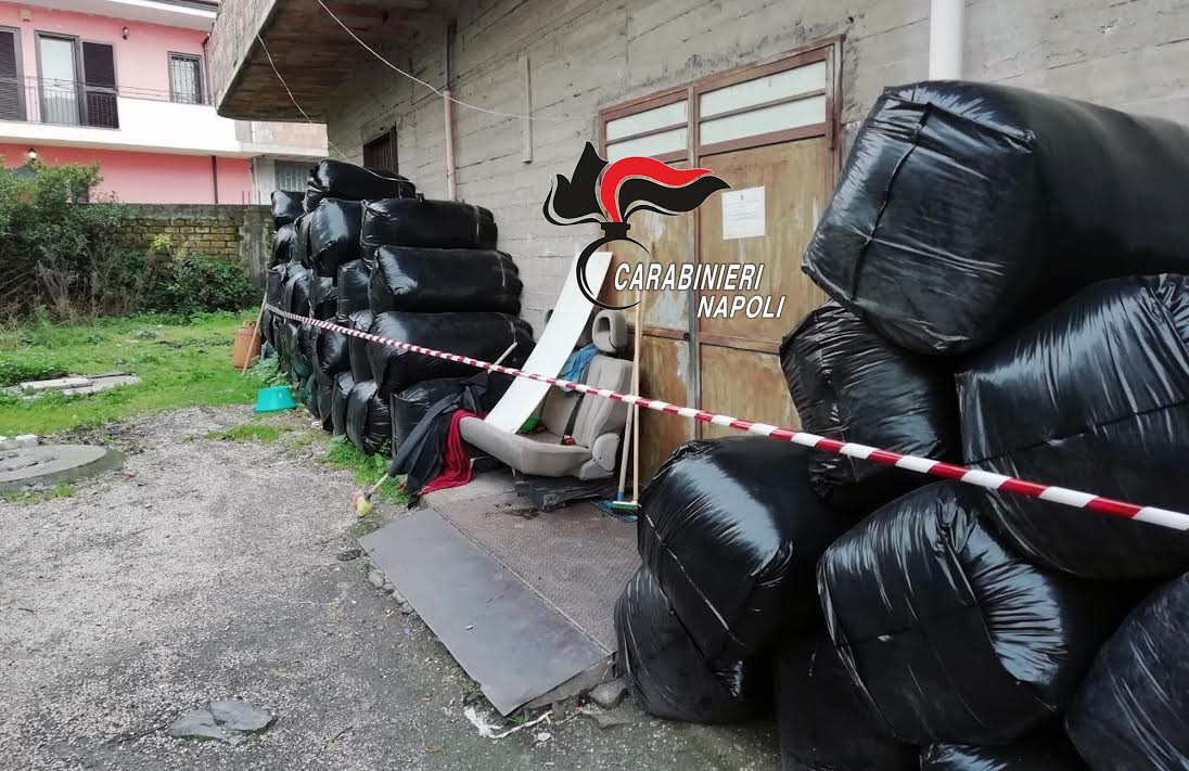 Terzigno: scarti tessili abbandonati da un imprenditore cinese, denunciato dai carabinieri