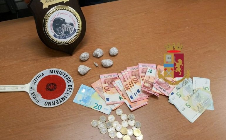 Napoli, nonno pusher arrestato a Scampia con 113 dosi di eroina