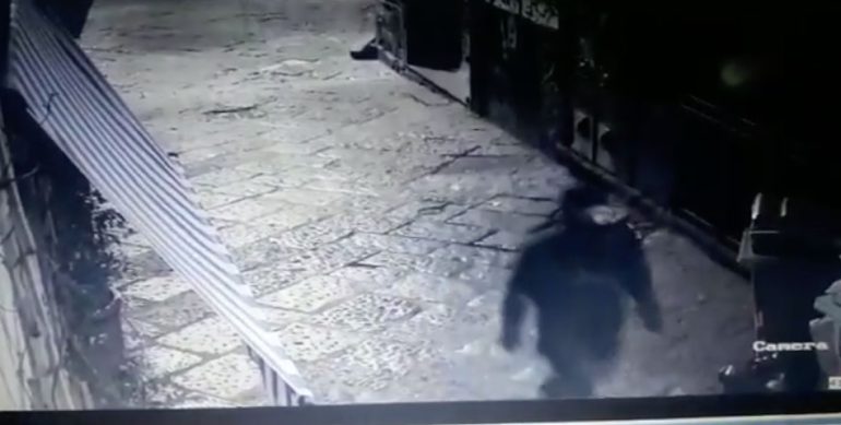 Attentato a Sorbillo i ‘bombaroli’ sono due: c’è un nuovo video