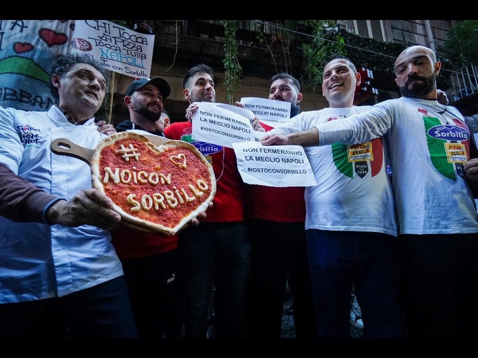 Bomba a Sorbillo, pizzaioli in via dei Tribunali: ‘Non fermeranno la meglio Napoli’