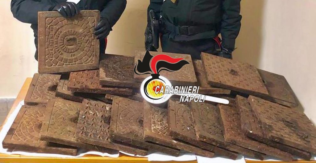 Napoli, 26 tombini di ghisa rubati nel parco giochi a Marianella: arrestati in due