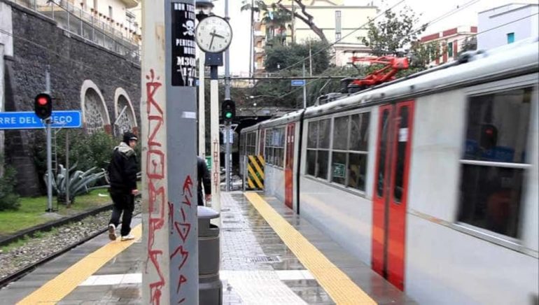 Trovato morto per overdose nei bagni della Circum a Torre del Greco
