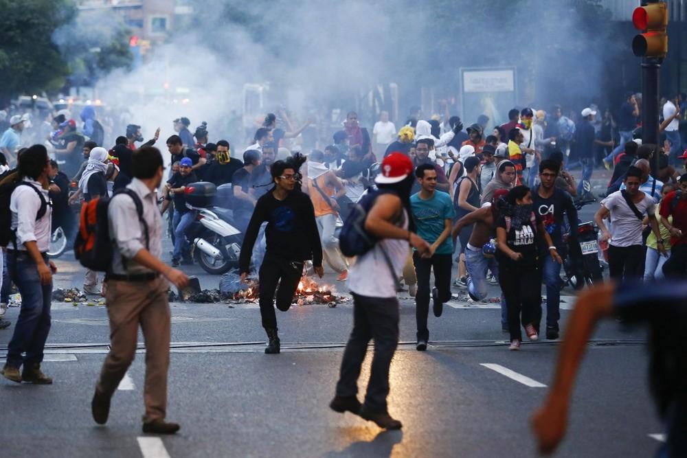 Venezuela: 28 morti in una settimana, l’esercito si schiera con Maduro
