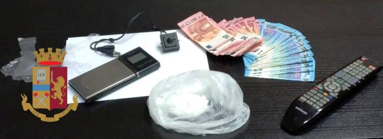 Secondigliano, poliziotti camuffati da fattorini arrestatano uno spacciatore di coca