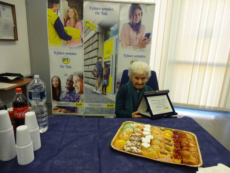 Napoli, Poste Italiane festeggia la cliente centenario dell’ufficio di Soccavo