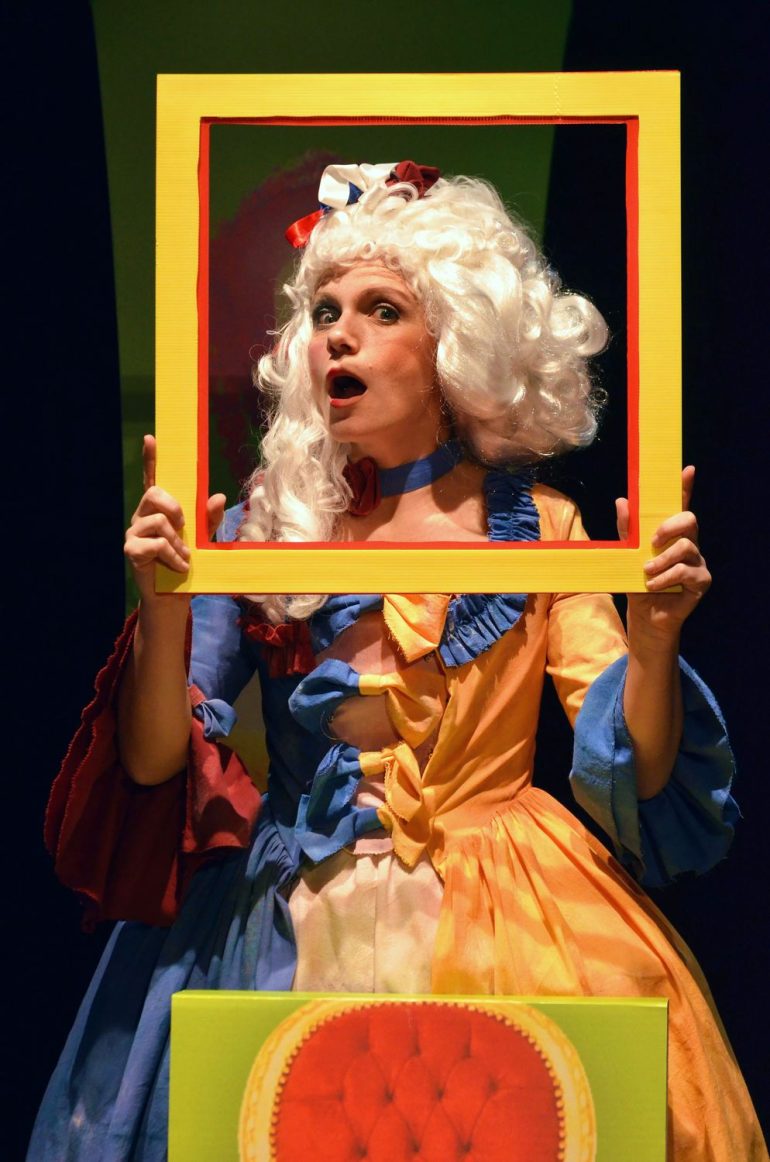 Al Teatro Tram Titti Nuzzolese in ‘Regine sorelle’: sul palco la storia di Maria Carolina e Maria Antonietta