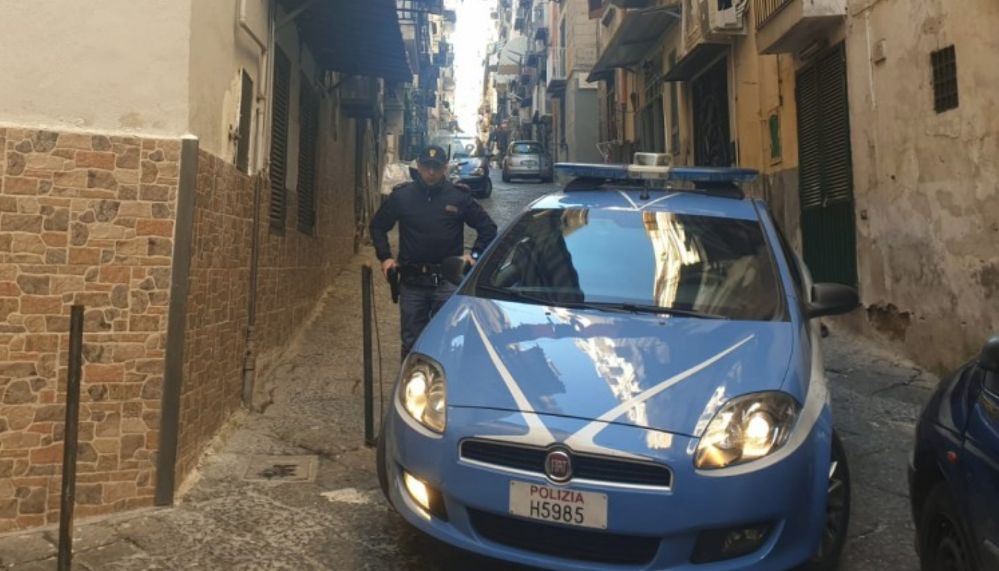 Napoli, poliziotto ferito da un pusher nel centro storico durante un fermo