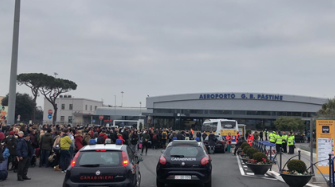 Incendio all’aeroporto di Ciampino, scalo evacuato:attività sospesa