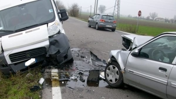Furgone si scontra con un’auto: 5 giovani feriti