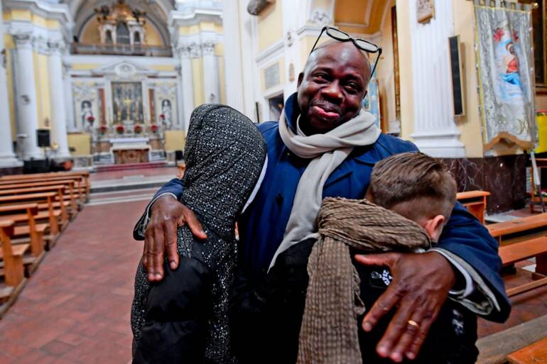 Napoli, aggredirono migrante con spay urticante: oggi si sono abbracciati nella chiesa alla Sanità