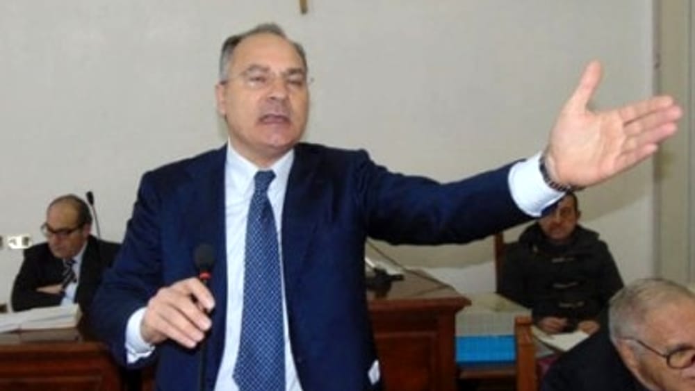 Picchiò il candidato rivale per farlo ritirare: arrestato per camorra l’ex sindaco di Capua