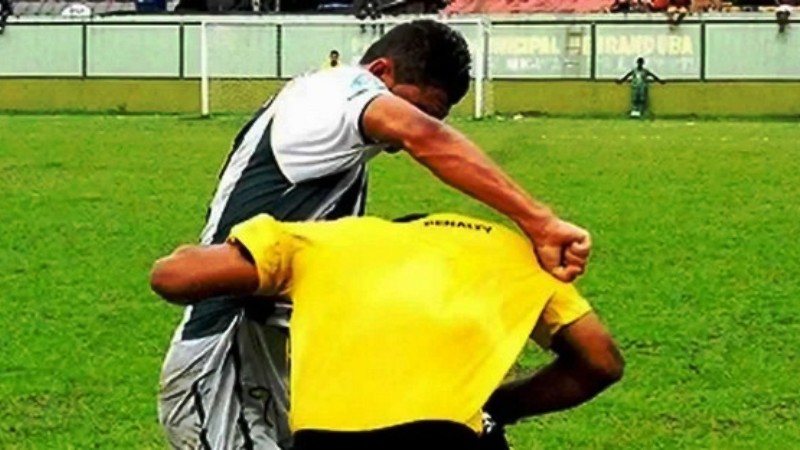 Arbitro schiaffeggiato in campo da un calciatore in una partita di Seconda Categoria nel Casertano