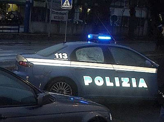 Napoli, aggredito e ferito a colpi di pistola mentre era in auto con un amico: indagini della polizia
