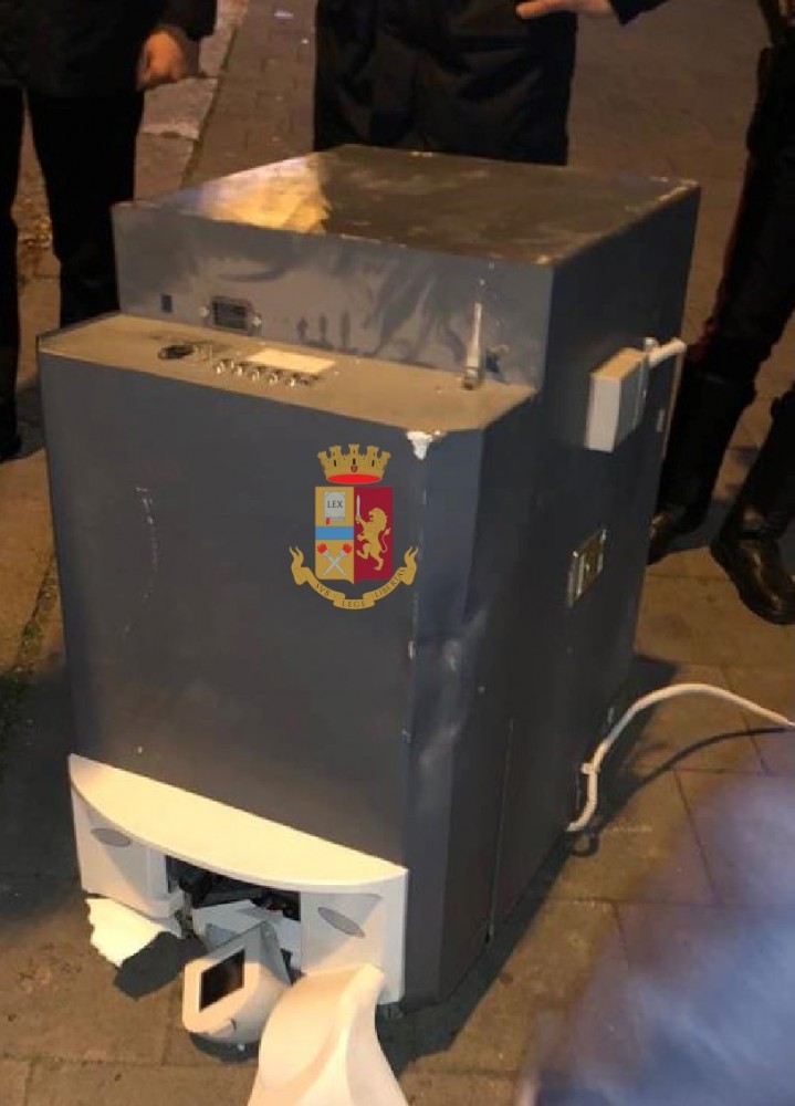 Tentano di rubare il bancomat di via Petrarca a Posillipo: i poliziotti recuperano il bottino