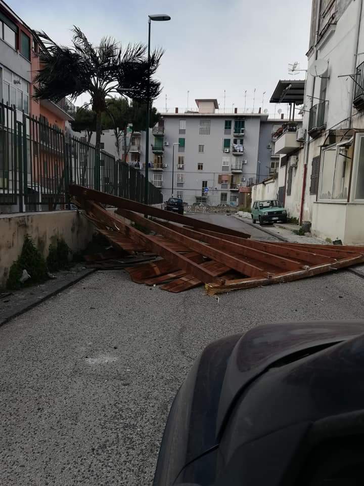 Napoli, il vento sradica un gazebo in legno da un terrazzo e lo scaraventa in strada a Barra