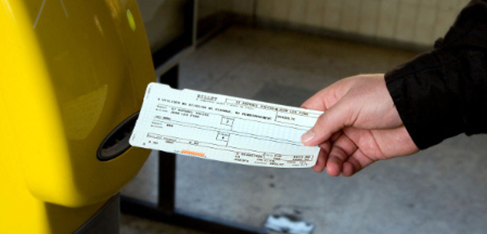Salerno, falsificavano e vendevano biglietti dei treni: denunciati due gestori di una rivendita autorizzata