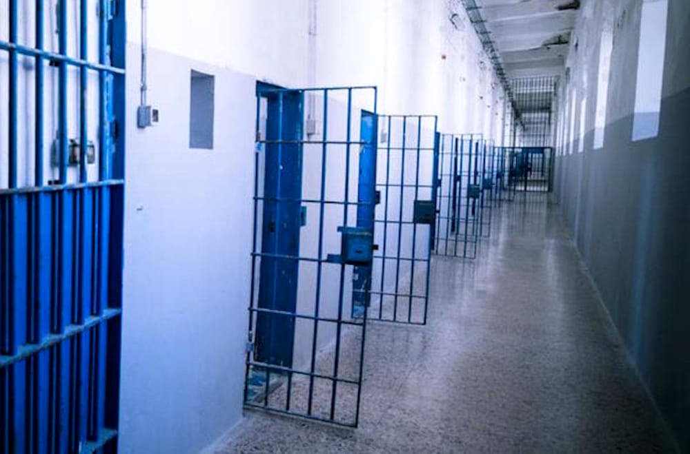 Detenuti incendiano materassi: agenti penitenziari intossicati