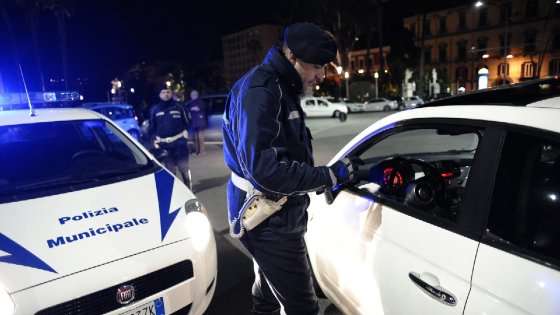 Napoli, fioccano multe nei locali della Movida di Chiaia: denunciati anche 8 parcheggiatori abusivi