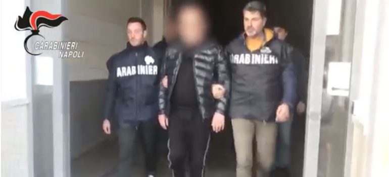 Camorra, il boss latitante Ciro Rinaldi aveva anche dei fogli con dei codici in tasca. IL VIDEO DELLA CATTURA