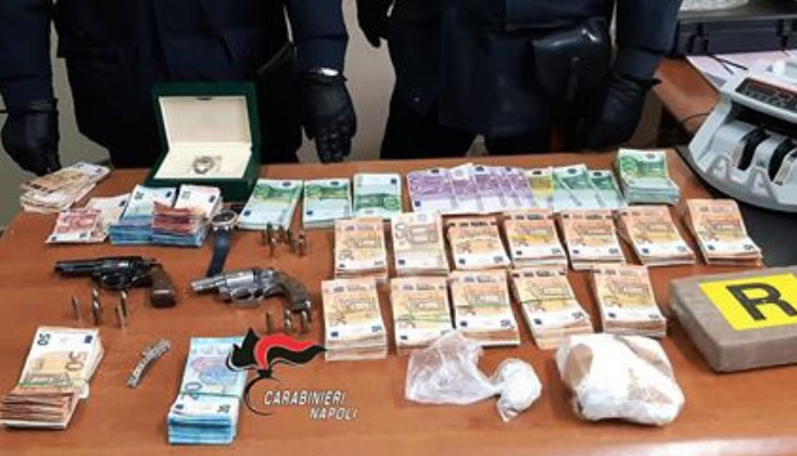 Coca purissima, 113mila euro in contanti, preziosi e un revolver nascosti nel vano segreto in salotto: due arresti