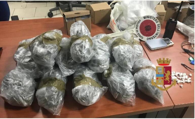 Quartieri spagnoli, droga pronta allo spaccio nella cassetta della posta: intensificati i controlli