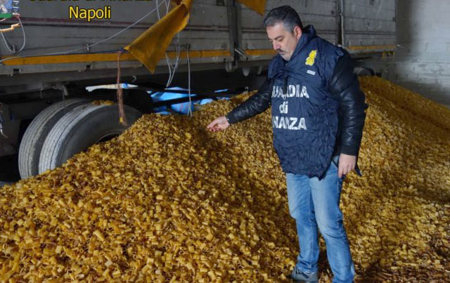 San Giuseppe Vesuviano, producevano illegalmente la pasta accanto a un’area di stoccaggio rifiuti: denunciato il titolare
