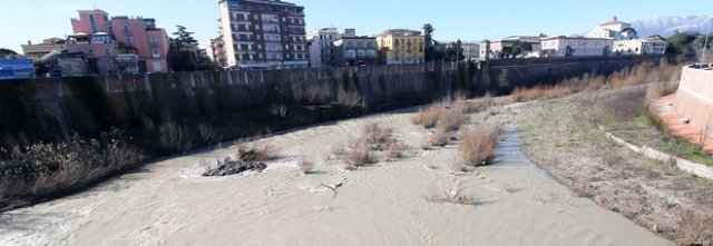 Sversava acque reflue nel fiume Calore, denunciato